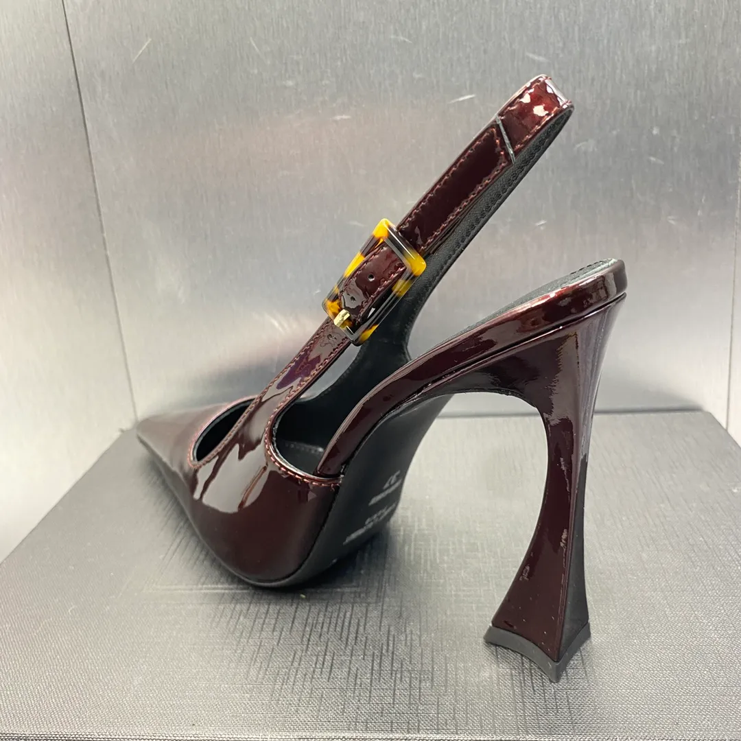 👟👟Ex-factory price 660👟👟 𝐒𝐚𝐢𝐧𝐭 𝐋𝐚𝐮𝐫𝐞𝐧𝐭# Saint Laurent 23F/W small gold bar high heels continue the past high-end and elegant ysl small gold bar heels are really good-looking! Saint Laurent square pointed toe slingback high-heeled shoes. The small gold bar heels really fully highlight the neat and minimalist annual party party. 👟👟factory price. A must-have for arty. Flash sale. So eye-catching. Upper: Customized cow patent leather. Outsole: Genuine leather outsole. Size: 35-40 (40 customized items are not returnable)
